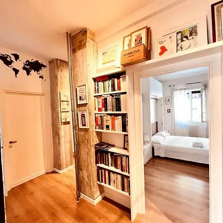 Greta's House , Centre *